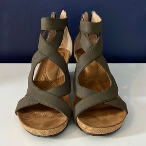 Adrienne Vittadini zip back sandals, size 8